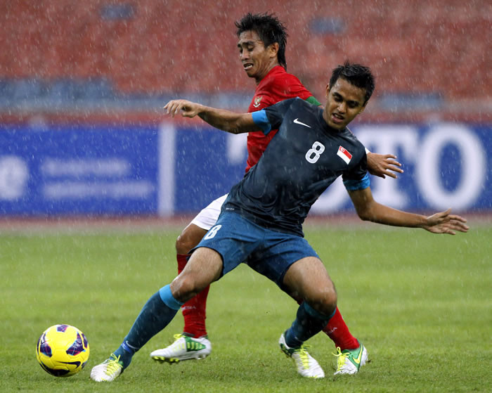 Indonesia (áo đỏ) chật vật thắng 10 người của Singapore. Indonesia (áo đỏ) chật vật thắng 10 người của Singapore.