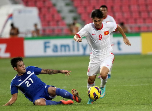 Công Vinh vẫn 'duy trì' phong độ cực tệ tại AFF Suzuki Cup 2012. Công Vinh vẫn 'duy trì' phong độ cực tệ tại AFF Suzuki Cup 2012.