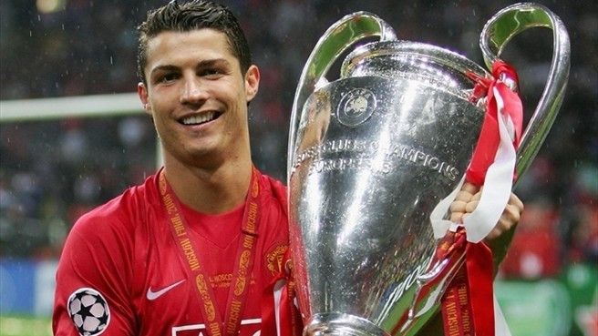Dù ai có chê bai CR7 là chuyên gia ăn vạ, kênh kiệu, ‘điệu’...thậm chí Ronaldo từng là tác nhân khiến Rooney bị đuổi ở World Cup 2006, nhưng không phủ nhận cầu thủ người Bồ vẫn là một trong những tài năng bậc nhất của bóng đá thế giới hiện nay và các Manucians vẫn giành cho anh một tình yêu nhất định dù đã chuyển sang thi đấu cho Real Madrid từ năm 2009.
