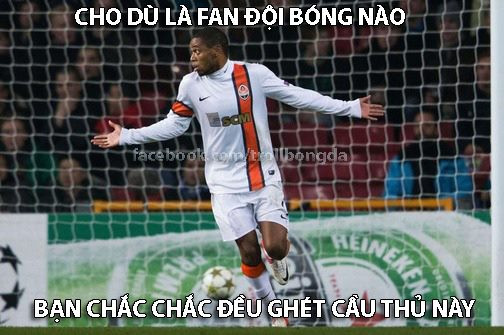 Hình ảnh giả vờ như không hiểu chuyện gì xảy ra của Adriano sau khi ghi bàn thắng phi thể thao.