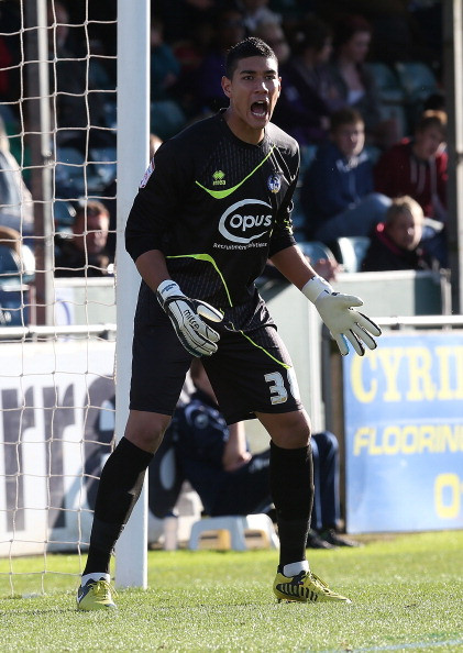 Neil Etheridge trong màu áo Bristol Rovers. Neil Etheridge trong màu áo Bristol Rovers.