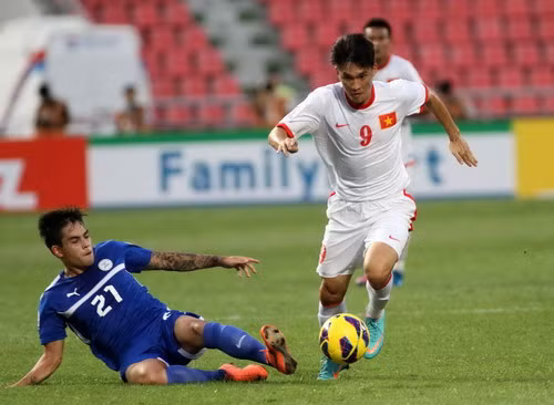 Công Vinh vẫn 'duy trì' phong độ cực tệ tại AFF Suzuki Cup 2012. Công Vinh vẫn 'duy trì' phong độ cực tệ tại AFF Suzuki Cup 2012.