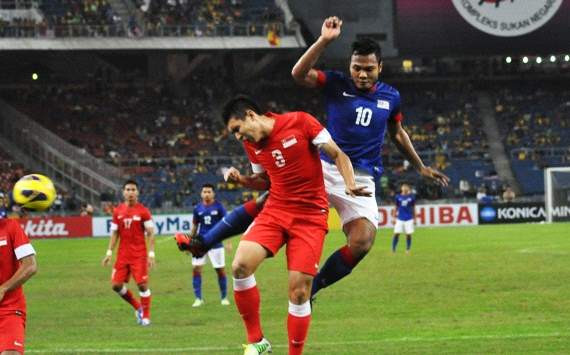 ĐKVĐ Malayisa (áo xanh) thua thảm trước Singapore ngày ra quân. ĐKVĐ Malayisa (áo xanh) thua thảm trước Singapore ngày ra quân.
