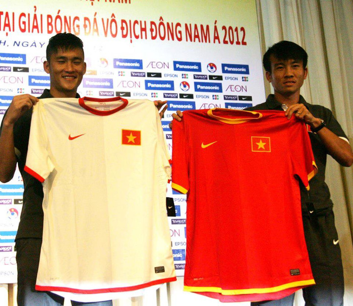 Trước khi lên đường sang Thái Lan thì đội tuyển Việt Nam đã ra mắt màu áo thi đấu mới do hãng Nike tài trợ...