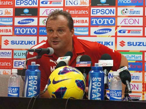 HLV Michael Weiss hết lời ca ngợi các học trò của mình sau chiến thắng trước Việt Nam. HLV Michael Weiss hết lời ca ngợi các học trò của mình sau chiến thắng trước Việt Nam.