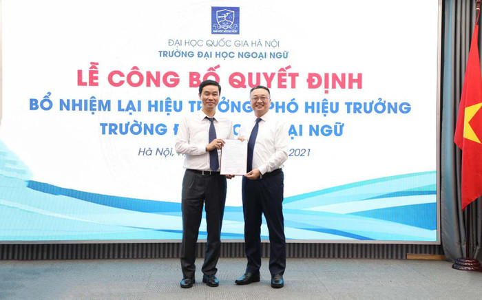 Phó Giám đốc thường trực Đại học Quốc gia Hà Nội Nguyễn Hoàng Hải (trái) trao quyết định bổ nhiệm cho Hiệu trưởng Trường Đại Học Ngoại ngữ Đỗ Tuấn Minh (ảnh: VNU)