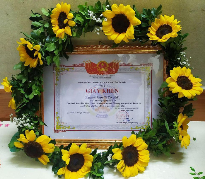 Trở thành thủ khoa là một niềm vinh dự, một danh hiệu cao quý Lan Anh có được (ảnh: NVCC)