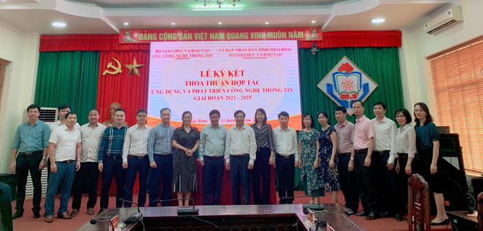 Đại diện Cục Công nghệ thông tin cùng các đơn vị và Sở Giáo dục và Đào tạo tỉnh Thái Bình chụp ảnh lưu niệm (Ảnh: T.L) Đại diện Cục Công nghệ thông tin cùng các đơn vị và Sở Giáo dục và Đào tạo tỉnh Thái Bình chụp ảnh lưu niệm (Ảnh: T.L)