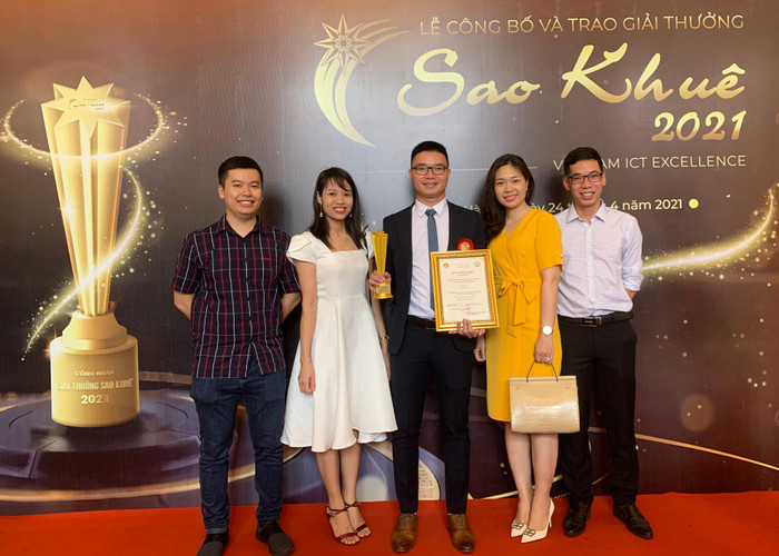 Nhóm dự án eNetViet của Công ty Cổ phần phần mềm Quảng Ích chụp ảnh lưu giữ khoảnh khắc vinh dự Nhóm dự án eNetViet của Công ty Cổ phần phần mềm Quảng Ích chụp ảnh lưu giữ khoảnh khắc vinh dự