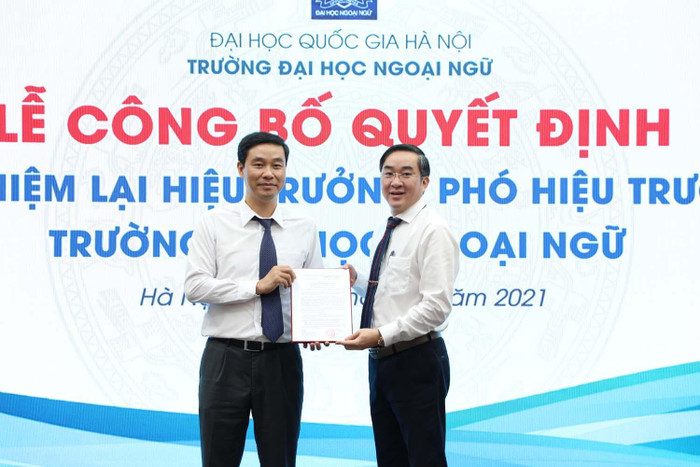 Phó Giám đốc thường trực Đại học Quốc gia Hà Nội Nguyễn Hoàng Hải trao quyết định bổ nhiệm cho Phó Hiệu trưởng Trường Đại Học Ngoại ngữ Nguyễn Xuân Long (ảnh: VNU)