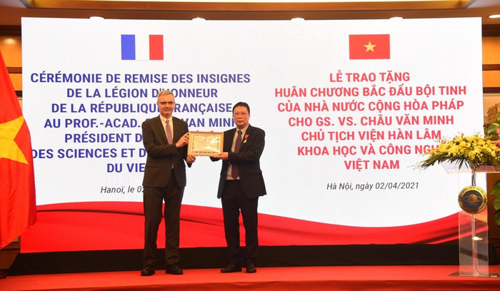 Đại sứ đặc mệnh toàn quyền nước Cộng hòa Pháp tại Việt Nam, ngài Nicolas Warnery đã thay mặt Nhà nước Pháp trao Huân chương Bắc Đẩu Bội tinh cho Giáo sư Châu Văn Minh- Chủ tịch Viện Hàn lâm Khoa học và Công nghệ Việt Nam (ảnh: vast.gov.vn) Đại sứ đặc mệnh toàn quyền nước Cộng hòa Pháp tại Việt Nam, ngài Nicolas Warnery đã thay mặt Nhà nước Pháp trao Huân chương Bắc Đẩu Bội tinh cho Giáo sư Châu Văn Minh- Chủ tịch Viện Hàn lâm Khoa học và Công nghệ Việt Nam (ảnh: vast.gov.vn)