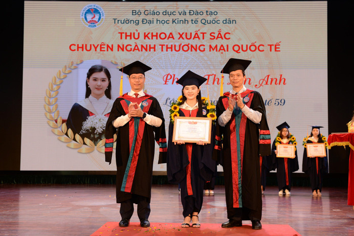 Phạm Thị Lan Anh đạt danh hiệu thủ khoa ngành Thương mại quốc tế, Trường Đại học Kinh tế quốc dân (ảnh: NVCC)