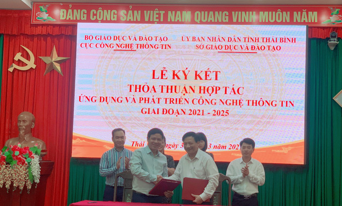 Ngày 31/3/2021, Cục Công nghệ thông tin – Bộ Giáo dục và Đào tạo do Cục trưởng Nguyễn Sơn Hải (bên trái) đại diện đã ký thỏa thuận hợp tác với Sở Giáo dục và Đào tạo Thái Bình (ảnh: T.L) Ngày 31/3/2021, Cục Công nghệ thông tin – Bộ Giáo dục và Đào tạo do Cục trưởng Nguyễn Sơn Hải (bên trái) đại diện đã ký thỏa thuận hợp tác với Sở Giáo dục và Đào tạo Thái Bình (ảnh: T.L)