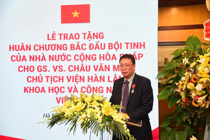 Giáo sư Châu Văn Minh phát biểu cảm tưởng sau khi nhận Huân chương Bắc Đẩu Bội Tinh (ảnh: vast.gov.vn) Giáo sư Châu Văn Minh phát biểu cảm tưởng sau khi nhận Huân chương Bắc Đẩu Bội Tinh (ảnh: vast.gov.vn)