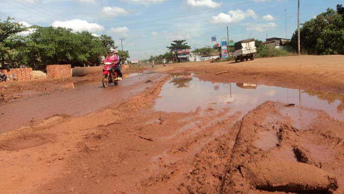 Đoạn đường qua xã Đức Liễu, huyện Bù Đăng (Bình Phước) thuộc Quốc lộ 14 DO Công ty cổ phần Xây dựng và Lắp máy điện nước số 3 (thuộc Tổng Công ty Cơ khí xây dựng - COMA) xuống cấp nghiêm trọng - Ảnh: Đoàn Anh Đoạn đường qua xã Đức Liễu, huyện Bù Đăng (Bình Phước) thuộc Quốc lộ 14 DO Công ty cổ phần Xây dựng và Lắp máy điện nước số 3 (thuộc Tổng Công ty Cơ khí xây dựng - COMA) xuống cấp nghiêm trọng - Ảnh: Đoàn Anh