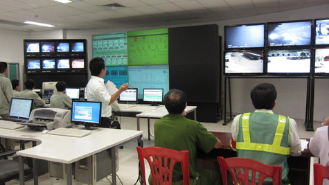 Cùng tình huống giả định: Lúc 14h10’ ngày 22/3/2012, một xe tải có tải trọng 9 tấn động cơ Diezen lưu thông theo hướng từ Bắc vào Nam đến Km 5+ 630 bị mất thắng, nổ lốp trước... Cùng tình huống giả định: Lúc 14h10’ ngày 22/3/2012, một xe tải có tải trọng 9 tấn động cơ Diezen lưu thông theo hướng từ Bắc vào Nam đến Km 5+ 630 bị mất thắng, nổ lốp trước...