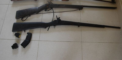 Truy tìm kẻ trốn nã, phát hiện cả "kho" vũ khí trong trang trại ảnh 3 “Kho” vũ khí trong trang trại của kẻ trốn nã, An ninh - Hình sự, kho vu khi, vu khi, tron truy na, tron na, vu an, canh giac, bao, bao cong an, bao an ninh