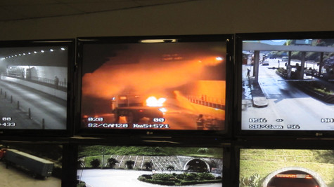 ...xe bị lật, thùng dầu bị va đập mạnh bị vỡ, nhiên liệu tràn ra ngoài, gây cháy sinh nhiều khói và tỏa nhiệt cao, khói lửa lan tỏa uy hiếp đến những phương tiện đang lưu thông trong hầm... ...xe bị lật, thùng dầu bị va đập mạnh bị vỡ, nhiên liệu tràn ra ngoài, gây cháy sinh nhiều khói và tỏa nhiệt cao, khói lửa lan tỏa uy hiếp đến những phương tiện đang lưu thông trong hầm...