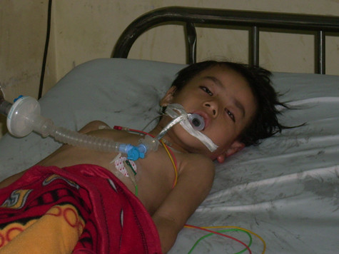 Bé Trần Minh Khang đang được cấp cứu trong tình trạng nguy kịch Bé Trần Minh Khang đang được cấp cứu trong tình trạng nguy kịch