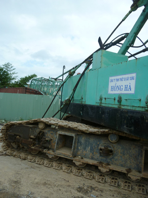 Do vướng gây cáp cẩu container nên phần cần bị bẻ quặp vào bên trong khu vực dự án mà không rơi đập ra đường dẫn lên cầu Nguyễn Văn Trỗi nên không có thêm thương vong mặc dù lúc này lưu lượng người qua cầu Nguyễn Văn Trỗi rất đông. Do vướng gây cáp cẩu container nên phần cần bị bẻ quặp vào bên trong khu vực dự án mà không rơi đập ra đường dẫn lên cầu Nguyễn Văn Trỗi nên không có thêm thương vong mặc dù lúc này lưu lượng người qua cầu Nguyễn Văn Trỗi rất đông.