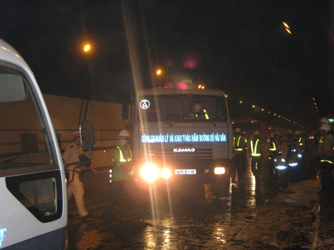 CSGT tại 2 đầu của Bắc và Nam Hầm Hải Vân khẩn trương phân luồn giao thông, hướng dẫn các phương tiện tạm dừng để xử lý ùn tắc trong hầm, xử lý ùn tắc ngoài hầm… CSGT tại 2 đầu của Bắc và Nam Hầm Hải Vân khẩn trương phân luồn giao thông, hướng dẫn các phương tiện tạm dừng để xử lý ùn tắc trong hầm, xử lý ùn tắc ngoài hầm…