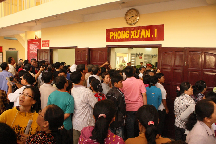 Rất đông người dân đã đến phiên tòa (Ảnh: TB). Rất đông người dân đã đến phiên tòa (Ảnh: TB).