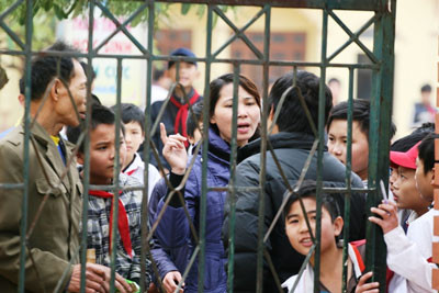 Bảo vệ và giáo viên từ chối tiếp phóng viên (Ảnh: PNTD)