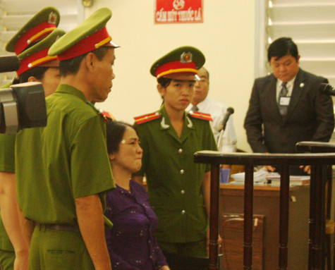 Cảnh sát dẫn giải phải đứng hai bên đỡ bị cáo Liễu (Ảnh: TB). Cảnh sát dẫn giải phải đứng hai bên đỡ bị cáo Liễu (Ảnh: TB).