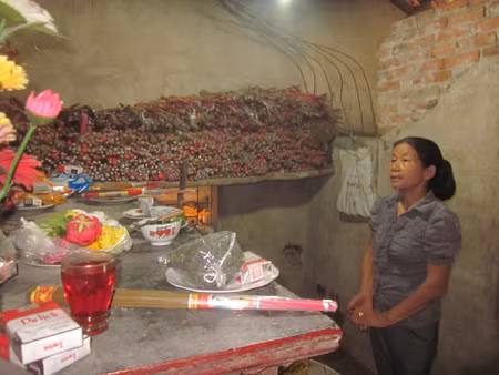 Thánh cô" làm lễ lấy thuốc cho người bệnh.