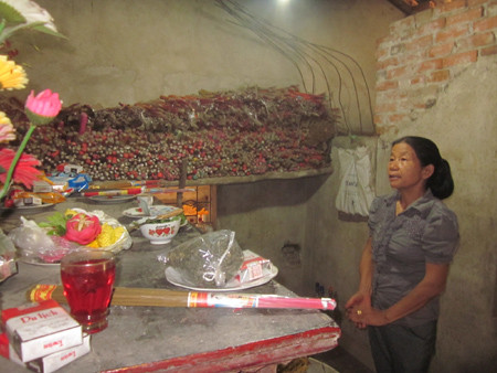 Thánh cô" làm lễ lấy thuốc cho người bệnh. Thánh cô" làm lễ lấy thuốc cho người bệnh.