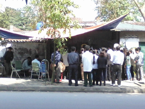 Nhiều người dân hiếu kỳ tụ tập tại nhà của chị Ngọc Nhiều người dân hiếu kỳ tụ tập tại nhà của chị Ngọc