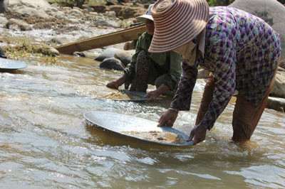 Mỗi ngày, hàng trăm người dân đổ xô ra suối đi tìm vận may Mỗi ngày, hàng trăm người dân đổ xô ra suối đi tìm vận may