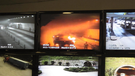 ... Xe đâm vào thành hầm... ... Xe đâm vào thành hầm...