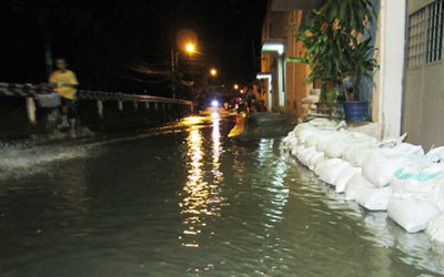 Nước triều cường dâng cao khiến nhiều đoạn đường biến thành “sông” Nước triều cường dâng cao khiến nhiều đoạn đường biến thành “sông”