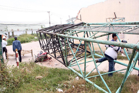 Xe cẩu tự hành của Công ty TNHH thiết bị xây dựng Hồng Hà bất ngờ bị lật. Xe cẩu tự hành của Công ty TNHH thiết bị xây dựng Hồng Hà bất ngờ bị lật.