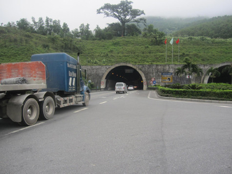 Tại thời điểm đó trong hầm đang có 19 phương tiện xe tải, xe khách, xe ô tô con đang lưu thông với tổng số hành khách lên đến khoảng 131 người… Tại thời điểm đó trong hầm đang có 19 phương tiện xe tải, xe khách, xe ô tô con đang lưu thông với tổng số hành khách lên đến khoảng 131 người…