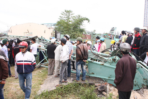 Vụ tai nạn thu hút sự hiếu kỳ của hàng trăm người đi đường và dân địa phương. Vụ tai nạn thu hút sự hiếu kỳ của hàng trăm người đi đường và dân địa phương.