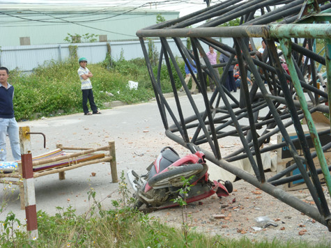 Vụ tai nạn đã làm anh Nguyễn Đức Thành (SN 1974, trú P.Hòa Khánh Bắc, Q.Liên Chiểu), là công nhân công trình đang điều khiển xe máy tại khu vực chết tại chỗ. Vụ tai nạn đã làm anh Nguyễn Đức Thành (SN 1974, trú P.Hòa Khánh Bắc, Q.Liên Chiểu), là công nhân công trình đang điều khiển xe máy tại khu vực chết tại chỗ.