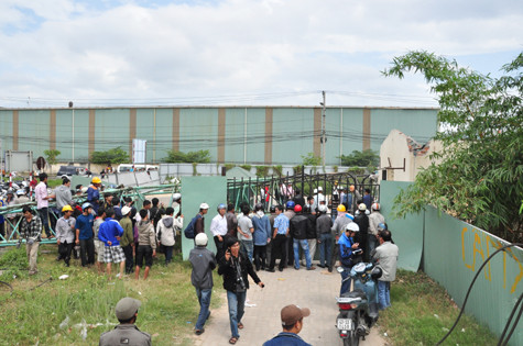 Vụ tai nạn cũng làm hàng trăm người dân đang lưu thông trên cầu Nguyễn Văn Trỗi gần đó thoát chết trong gang tấc. Vụ tai nạn cũng làm hàng trăm người dân đang lưu thông trên cầu Nguyễn Văn Trỗi gần đó thoát chết trong gang tấc.