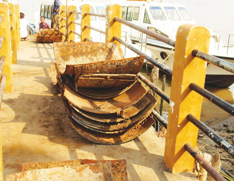 Sắt dưới sông Hậu được nhóm của Trung “trộm” lên bờ cắt ra bán phế liệu.