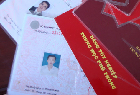 Một trong những bằng tốt nghiệp giả được công an thu giữ.
