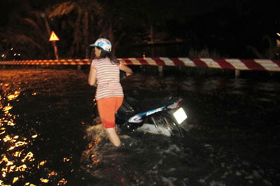 Nước triều cường dâng cao khiến nhiều đoạn đường biến thành “sông” Nước triều cường dâng cao khiến nhiều đoạn đường biến thành “sông”