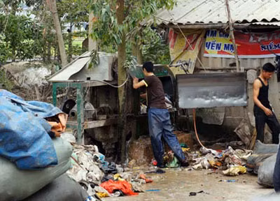 Cảnh “giặt rác” nylon ở Phụng Thượng.