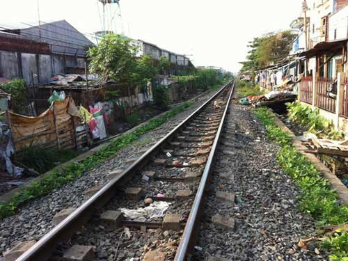 Nghe nhạc trên đường sắt, bị tàu hỏa hất tung, Tin tức trong ngày, nghe nhac tren duong tau, nghe nhac, tai nan duong sat, nu cong nhan, ngay cuoi, deo tai phone tren duong tau, bao, tin tuc, tin hot, tin hay