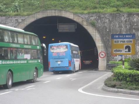 ... Dòng giao thông tại thời điểm đó tắc nghẽn giao thông dài, lái xe bị thương trên đầu, phụ xe và chủ xe bị mắc kẹt trong lửa và khói… ... Dòng giao thông tại thời điểm đó tắc nghẽn giao thông dài, lái xe bị thương trên đầu, phụ xe và chủ xe bị mắc kẹt trong lửa và khói…