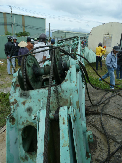 Toàn bộ phần cần cẩu dài khoảng 30m bị bẽ gãy cong làm 2 đoạn, đập xuống khu lán trại phía Tây đầu cầu làm sập tường khu nhà ở này. Toàn bộ phần cần cẩu dài khoảng 30m bị bẽ gãy cong làm 2 đoạn, đập xuống khu lán trại phía Tây đầu cầu làm sập tường khu nhà ở này.