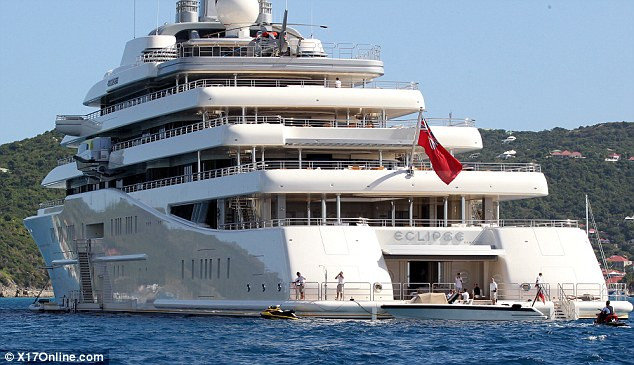Tỷ phú 45 tuổi mời 300 khách lên du thuyền Eclipse của mình để chào đón năm mới Tỷ phú 45 tuổi mời 300 khách lên du thuyền Eclipse của mình để chào đón năm mới