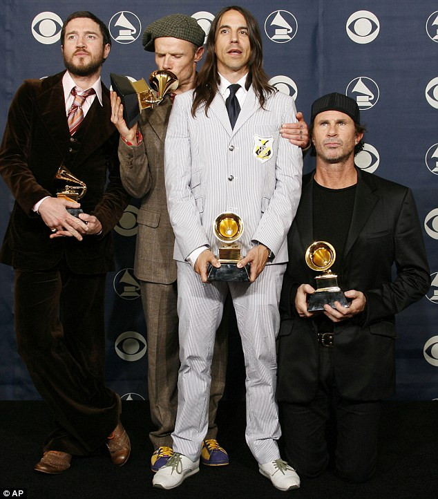 Ban nhạc rock nổi tiếng Red Hot Chili Peppers sẵn sàng biểu diễn trong bữa tiệc đón năm 2012 của nhà tài phiệt nước Nga Ban nhạc rock nổi tiếng Red Hot Chili Peppers sẵn sàng biểu diễn trong bữa tiệc đón năm 2012 của nhà tài phiệt nước Nga