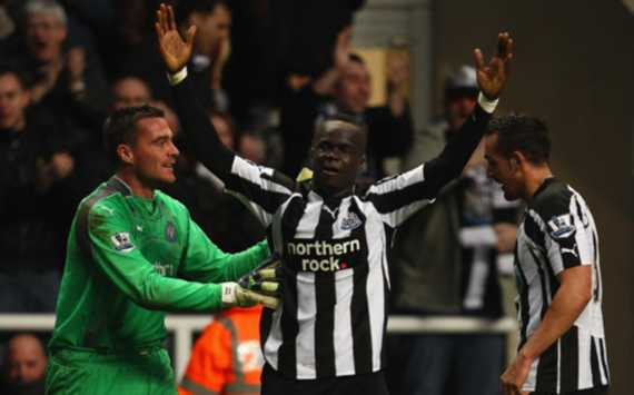 Tiền vệ Tiote ghi bàn ở những phút cuối mang về 1 điểm quý giá cho Newcastle trong trận hòa 4-4 với Arsenal Tiền vệ Tiote ghi bàn ở những phút cuối mang về 1 điểm quý giá cho Newcastle trong trận hòa 4-4 với Arsenal
