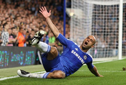 Alex không còn phong độ đỉnh cao, việc anh ra đi chỉ là vấn đề thời gian. Alex không còn phong độ đỉnh cao, việc anh ra đi chỉ là vấn đề thời gian.